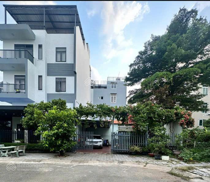 Chủ kẹt bán gấp đất 160m2 ( 10x16m) ngang khủng ngay mặt tiền đỗ xuân hợp, kdc cao cấp nhất q9.