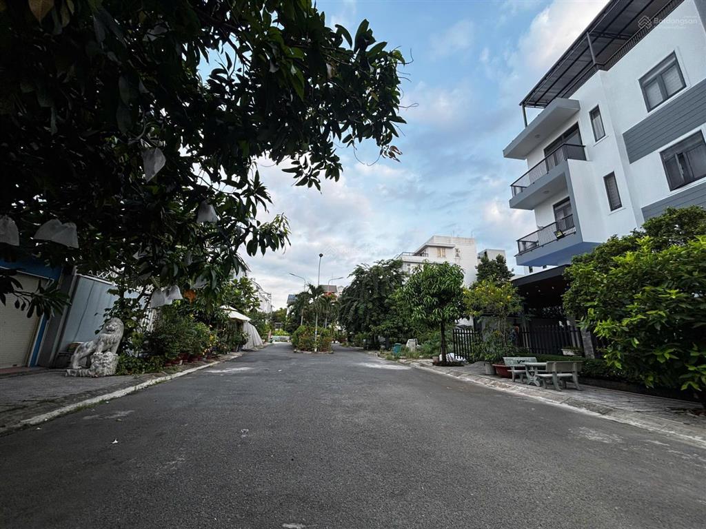 Hiếm ! biệt thự sân vườn góc 2 mặt tiền khu compound gia hòa  bảo vệ 24/24  200m2  21 tỷ