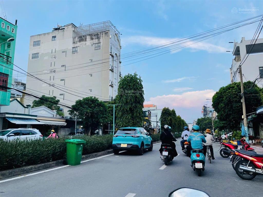 Chủ gấp bán. ngay mt đỗ xuân hợp, xây được hầm 6 tầng, đoạn đẹp, kinh doanh sầm uất ngày đêm.