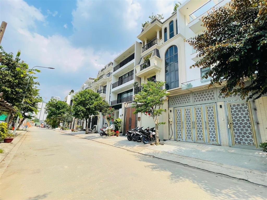 Rẻ nhất ap q2. đất 159,5m2 ( 8 * 20m) ~ 166 triệu/m2. ctxd hầm 4 tầng. ngay mega nguyễn hoàng
