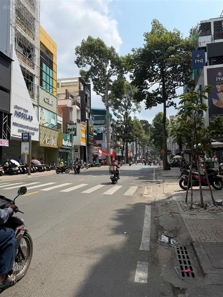 Chính chủ bán nhà mặt tiền nguyễn trãi, p.3, quận 5. dt11x20m, 6 tầng. đoạn đẹp nhất. giá rẻ