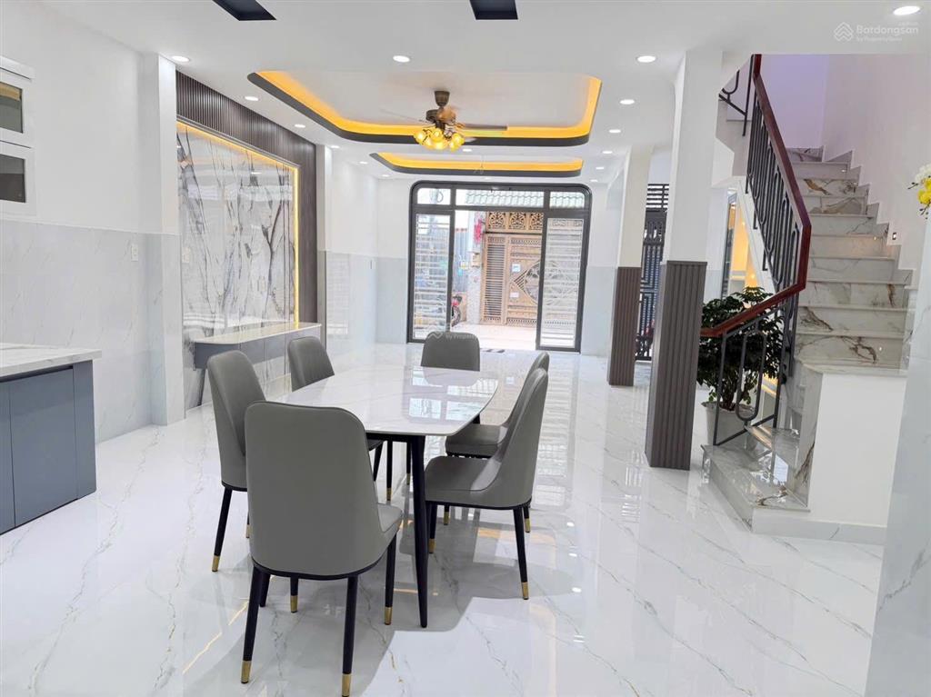 Nhà an phú tây  bình chánh giá 1tỷ200tr gần chợ hưng long. đường hẻm rộng xe hơi vào tận cửa