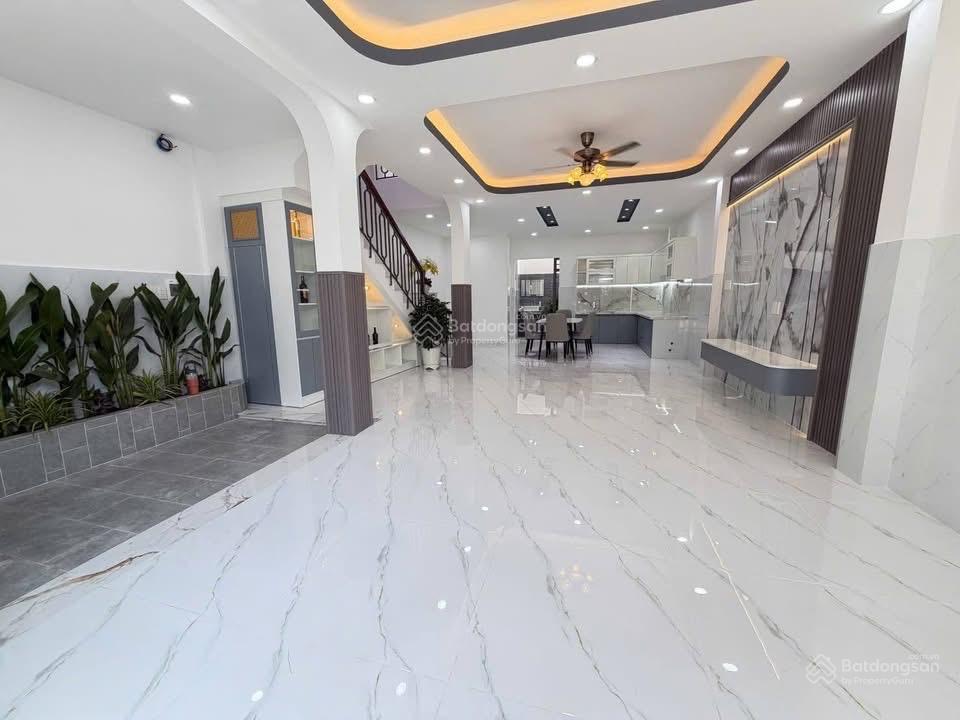 Nhà an phú tây  bình chánh giá 1tỷ200tr gần chợ hưng long. đường hẻm rộng xe hơi vào tận cửa