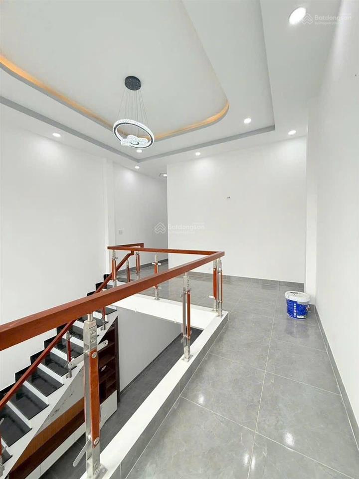 Bán nhà ngay sau chợ qui đức sổ hồng riêng giá 920tr cách kcn tân kim 10p, đang cho thuê 8tr/tháng.
