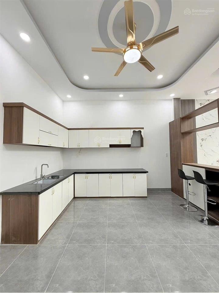 Bán nhà ngay sau chợ qui đức sổ hồng riêng giá 920tr cách kcn tân kim 10p, đang cho thuê 8tr/tháng.