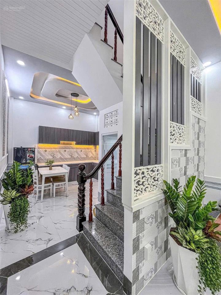 Bán nhà gần vòng xoay hoà bình sổ hồng riêng giá 1tỷ290tr cách chợ 200m đang cho thuê 10tr/tháng.