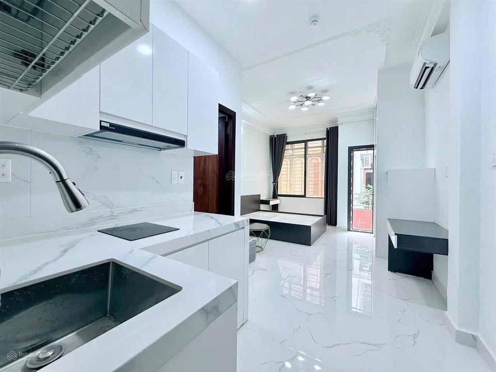 Căn hộ ban công full nội thất, thang máy, an ninh  sát bên bến bạch đằng q1, cạnh đại học luật q4