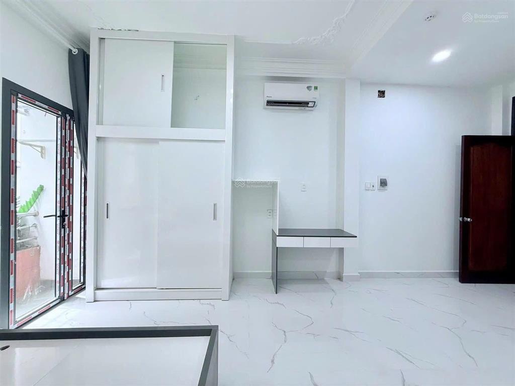 Căn hộ ban công full nội thất, thang máy, an ninh  sát bên bến bạch đằng q1, cạnh đại học luật q4