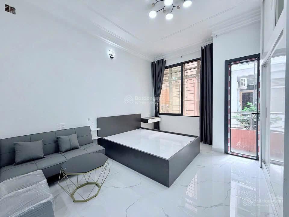 Căn hộ ban công full nội thất, thang máy, an ninh  sát bên bến bạch đằng q1, cạnh đại học luật q4
