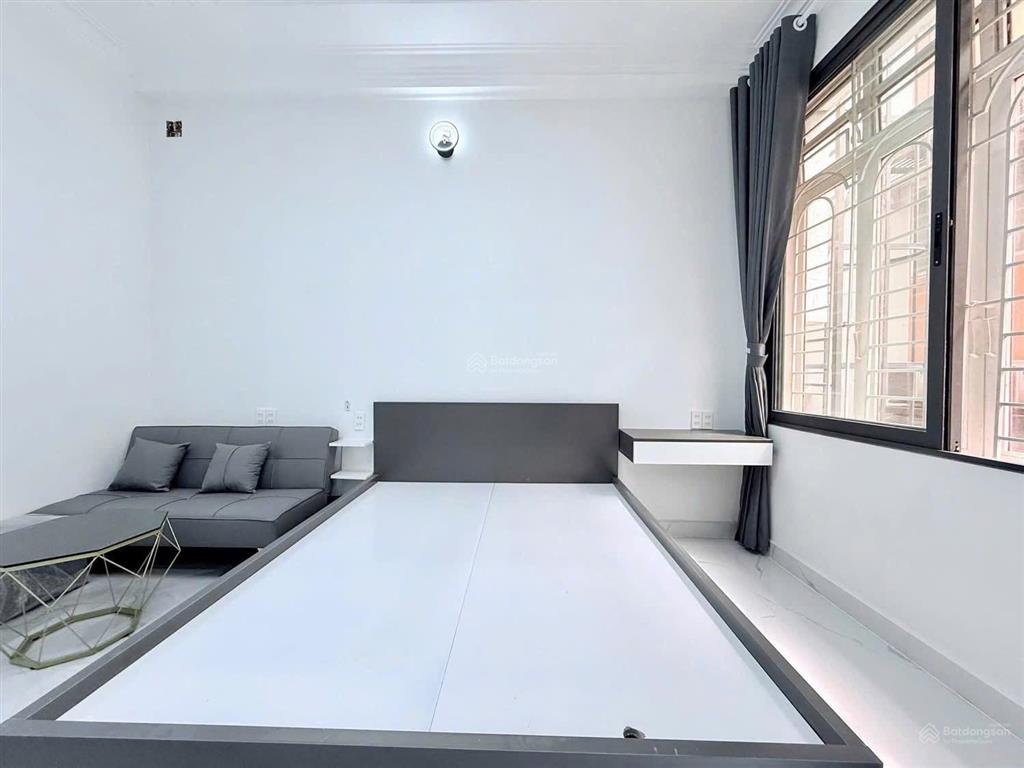 Căn hộ ban công full nội thất, thang máy, an ninh  sát bên bến bạch đằng q1, cạnh đại học luật q4