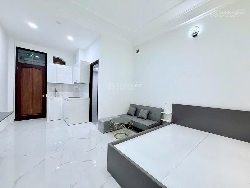 Căn hộ ban công full nội thất, thang máy, an ninh  sát bên bến bạch đằng q1, cạnh đại học luật q4