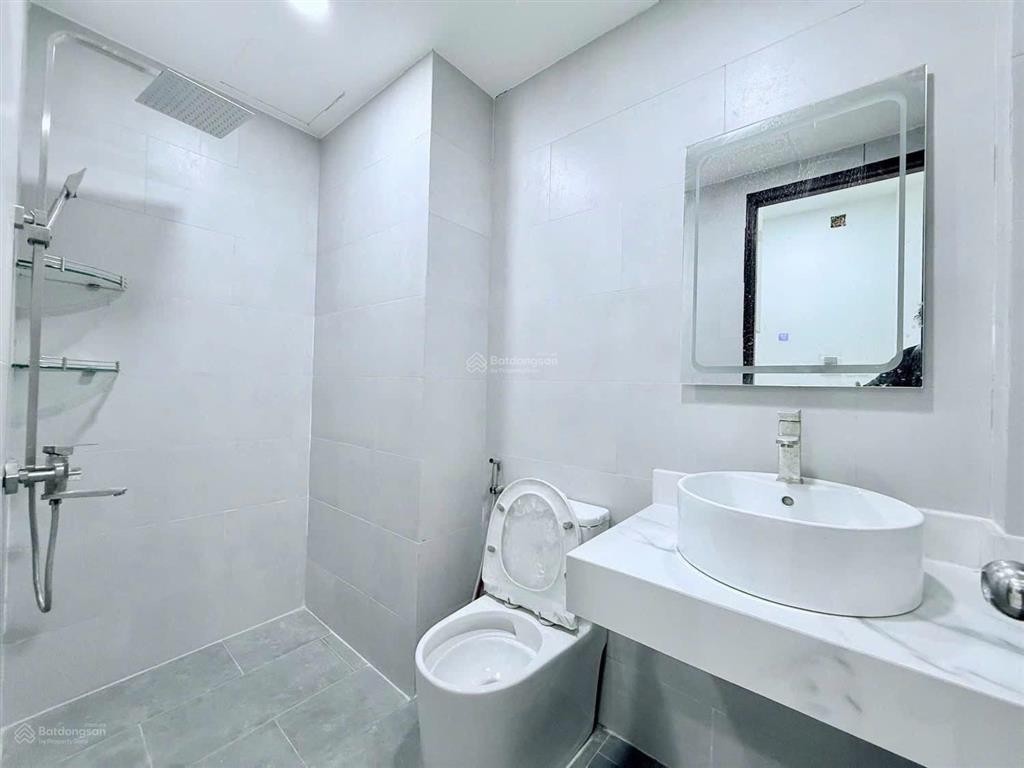 Căn hộ ban công full nội thất, thang máy, an ninh  sát bên bến bạch đằng q1, cạnh đại học luật q4