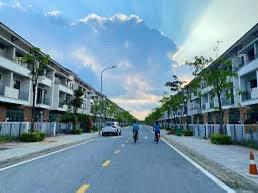 Bán shophouse 170m2 hướng nam xây 3 tầng  giá cực tốt chỉ 11 tỷ, kinh doanh đỉnh.