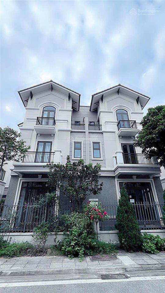Cần tiền bán gấp biệt thự 135m centa vsip sẵn sổ, chỉ 9,x tỷ!