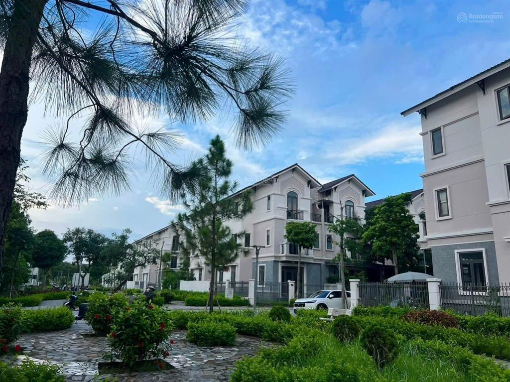 Cần tiền bán gấp biệt thự 135m centa vsip sẵn sổ, chỉ 9,x tỷ!