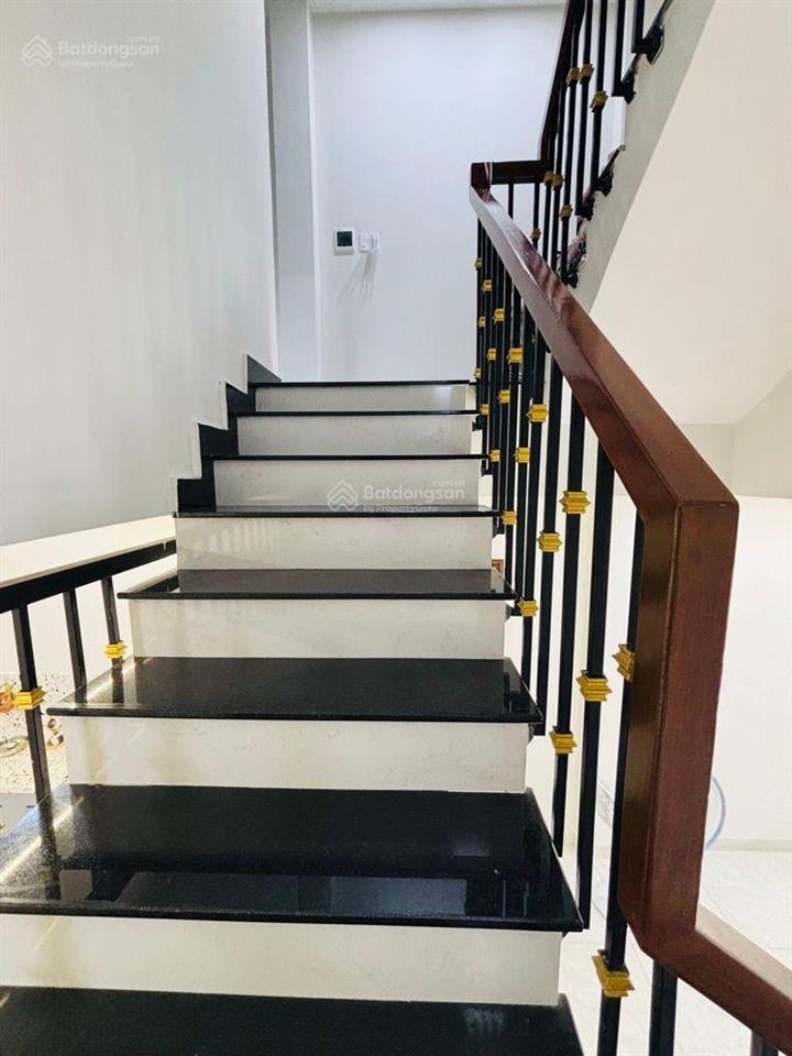 Bán nhà mới xây kdc phạm thế hiển p7 q8 dt 4,5 x 15m trệt lầu sân thượng trước sau