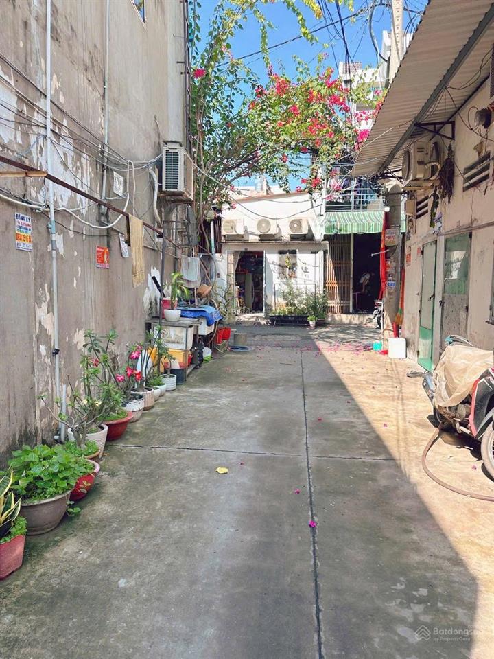 Giá 4 tỷ 450 tr  hương lộ 2  4 x 10m  2 tầng đúc hxh đỗ cửa đường chiến lược sổ hồng riêng