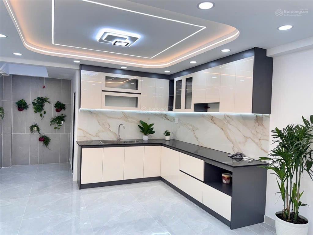 72m2 (4 x 18m)  4 tầng  đường 8m  chiến lược  giá chỉ 6,850 tỷ tl gần các tiện ích