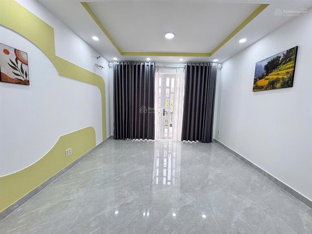 72m2 (4 x 18m)  4 tầng  đường 8m  chiến lược  giá chỉ 6,850 tỷ tl gần các tiện ích