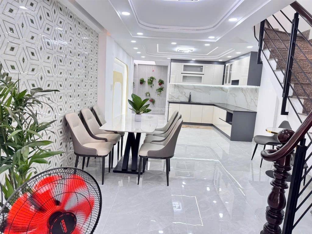 72m2 (4 x 18m)  4 tầng  đường 8m  chiến lược  giá chỉ 6,850 tỷ tl gần các tiện ích