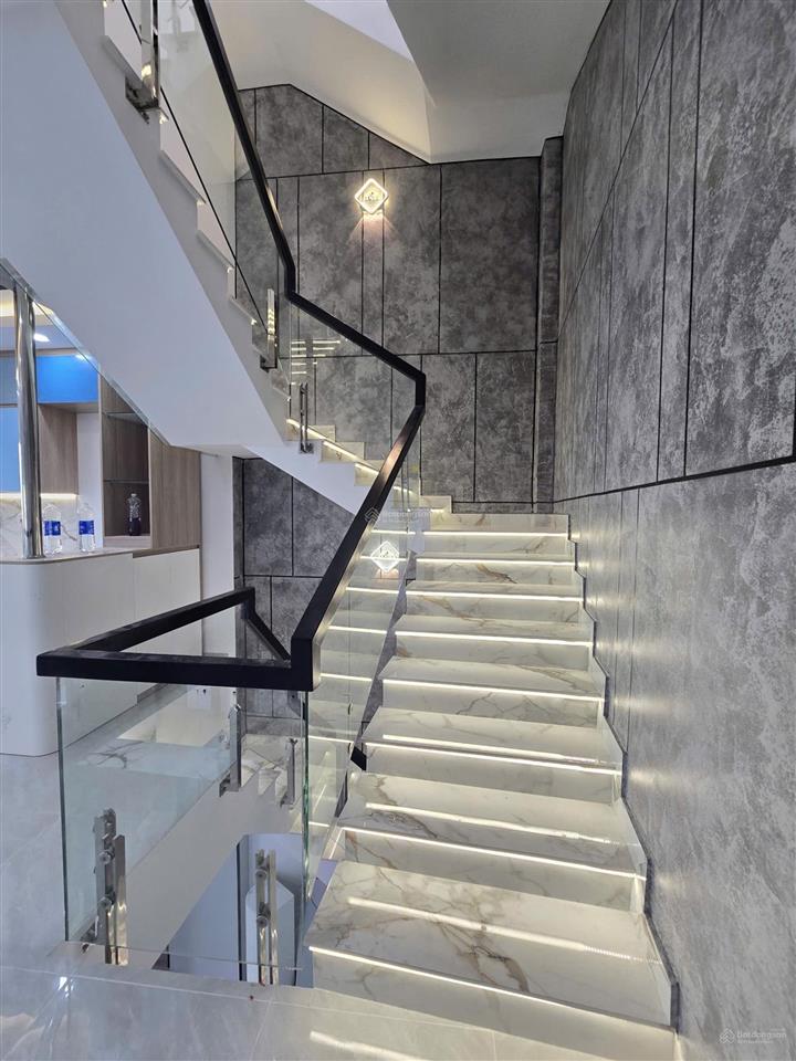 Thiết kế hiện đại full nội thất cao cấp dọn vào ở ngay. ngang gần 10m hiếm có ở bình tân 6,8 tỷ