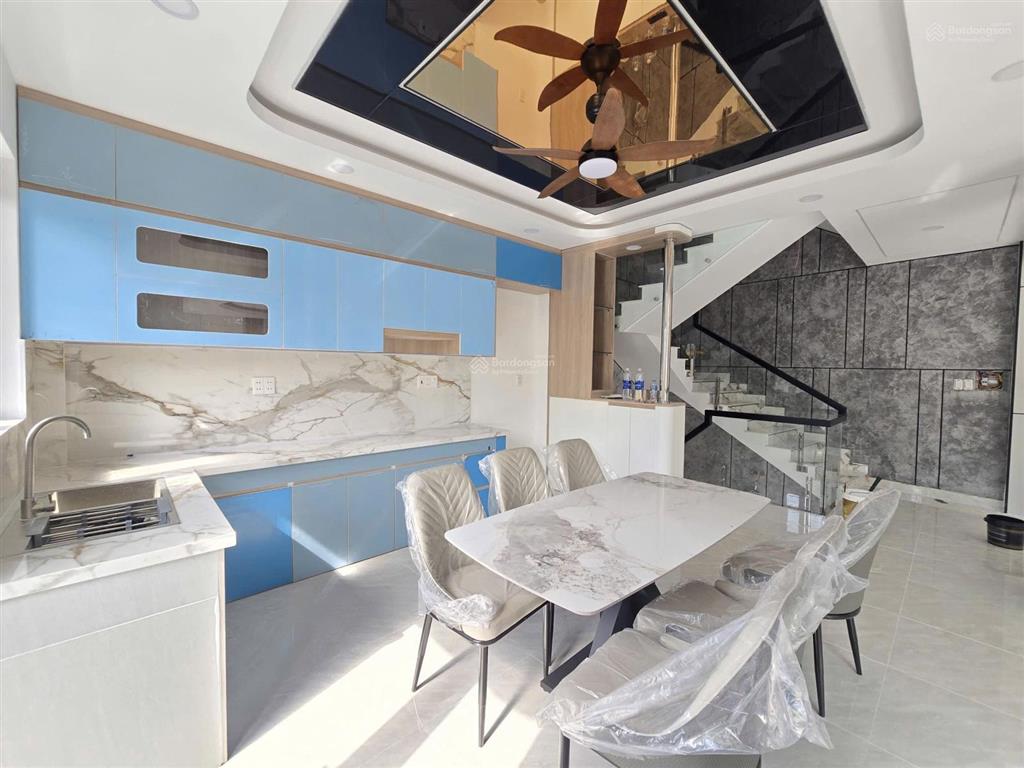 Thiết kế hiện đại full nội thất cao cấp dọn vào ở ngay. ngang gần 10m hiếm có ở bình tân 6,8 tỷ