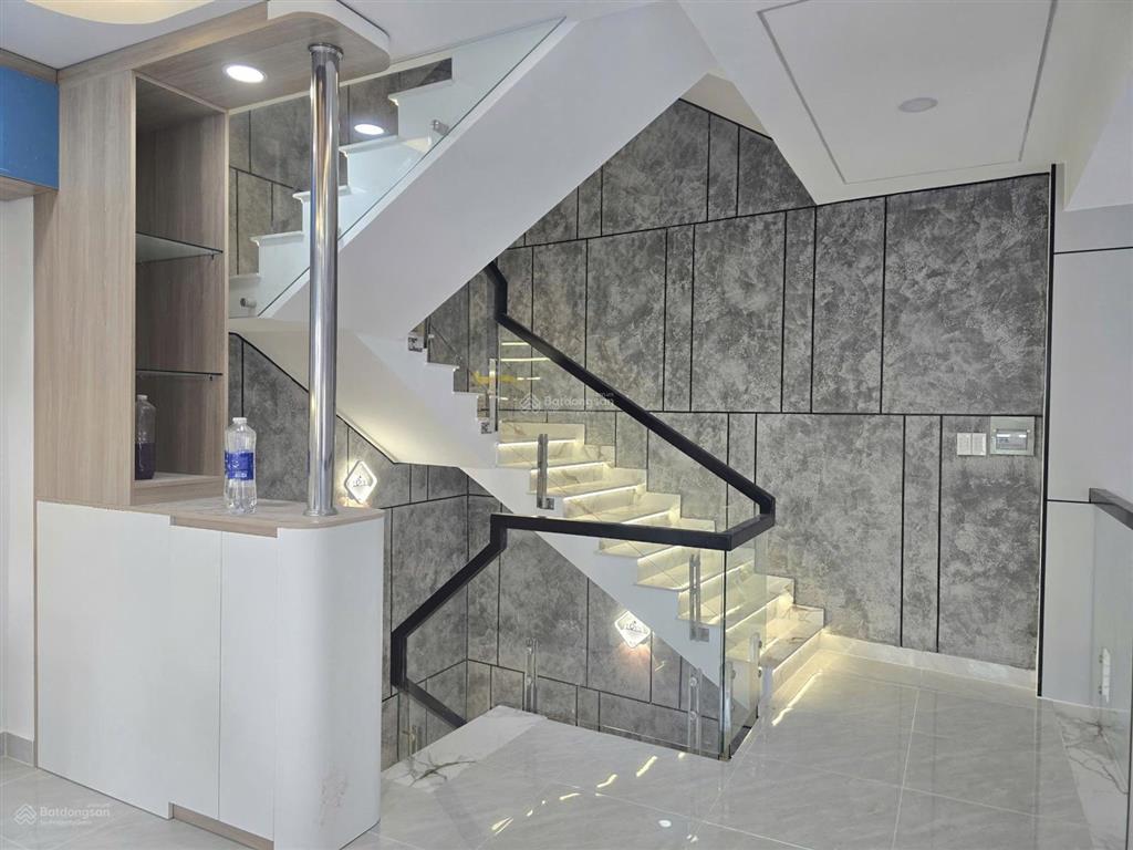 Thiết kế hiện đại full nội thất cao cấp dọn vào ở ngay. ngang gần 10m hiếm có ở bình tân 6,8 tỷ