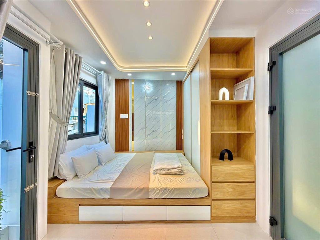 Em hào 0902 811 ***1tỷ9 nhà huỳnh văn bánh2tầng2pn 3wc shr hẻm xe hơi