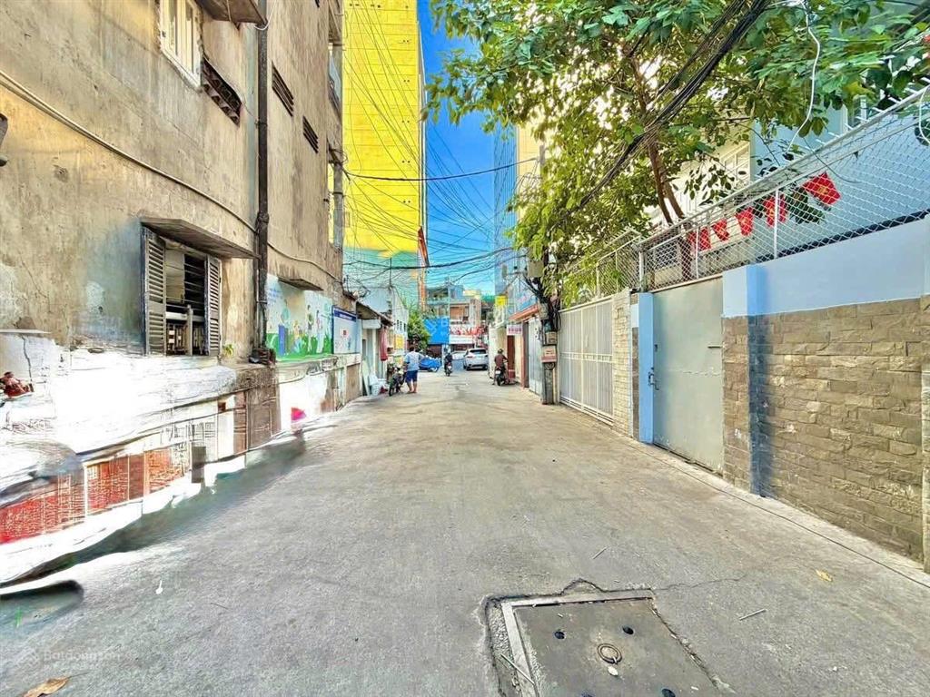 Em hào 0902 811 ***1tỷ9 nhà huỳnh văn bánh2tầng2pn 3wc shr hẻm xe hơi