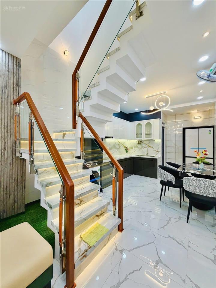 Hào 0902 811 ***  2tỷlạc long quân, p5, q11  diện tích 3x10 2tầng2pnhẻm nhựa 3m sát mặt tiền