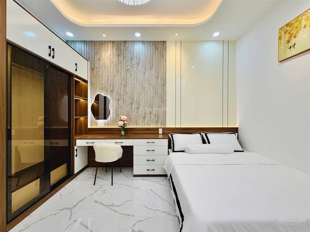 Hào 0902 811 ***  2tỷlạc long quân, p5, q11  diện tích 3x10 2tầng2pnhẻm nhựa 3m sát mặt tiền