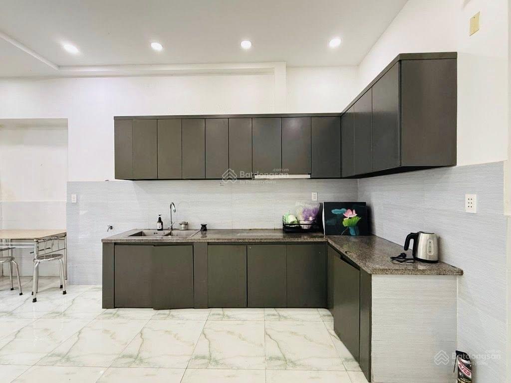 Em hào 0902 811 *** 2.85tỷ nhà lạc long quân 1 trệt 1 lầu 2pn 3wc hẻm xe hơi thông thoáng  shr