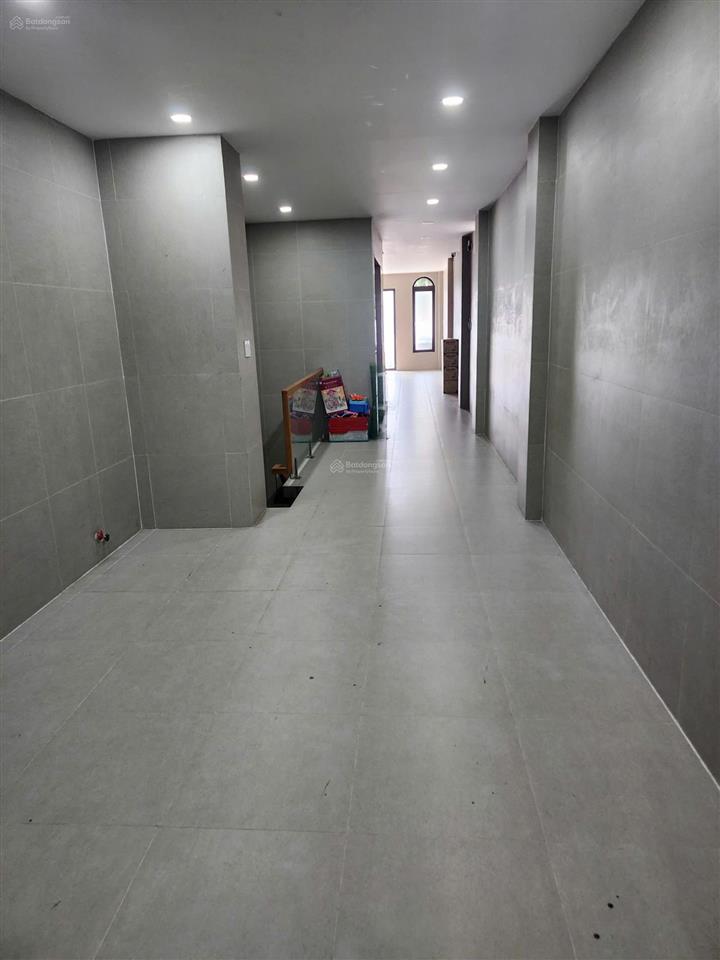 Cho thuê nhà mặt tiền kinh doanh ngay sát chợ lớn đường 10m xe tải tận cửa