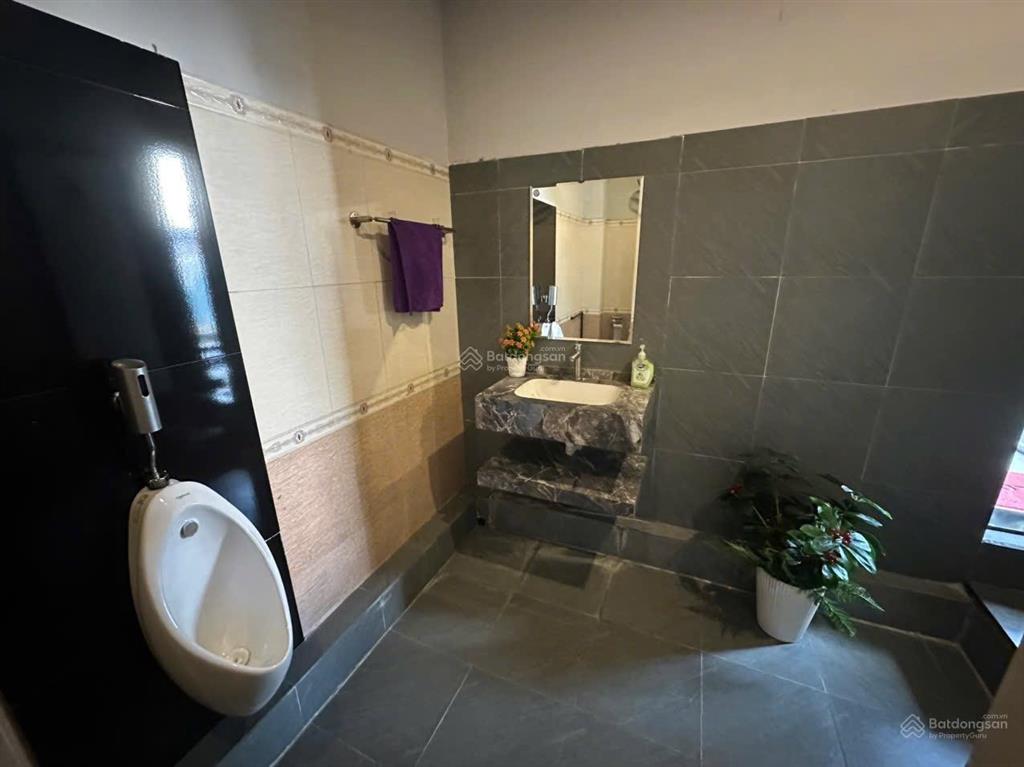 Cho thuê mặt bằng sân tầng 3, 120m2 có thang máy, có chỗ trông xe máy tầng 1. 7 triệu/tháng