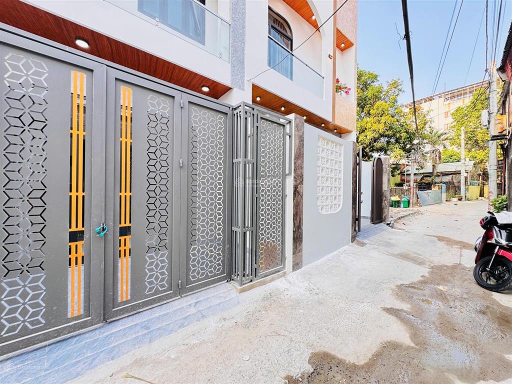Nhà 3 tầng 3 mê kiệt mới hoàn thành chuẩn 4m xe ôtô trước nhà, vị trí mặt kiệt k80/8 tôn đức thắng