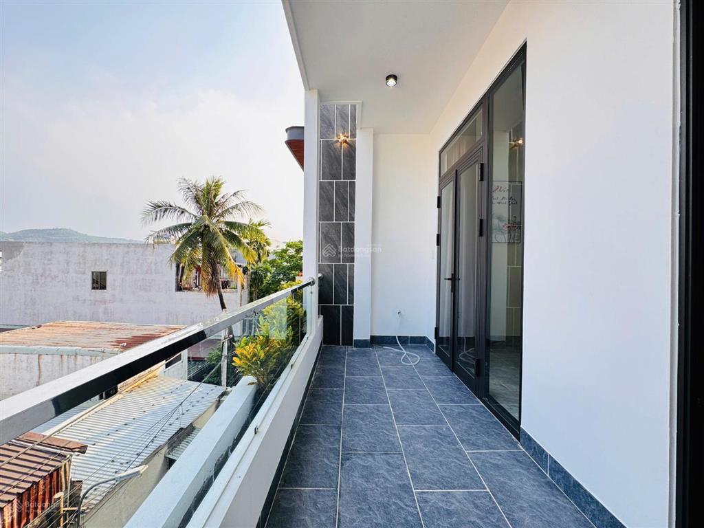 Nhà 3 tầng 3 mê kiệt mới hoàn thành chuẩn 4m xe ôtô trước nhà, vị trí mặt kiệt k80/8 tôn đức thắng