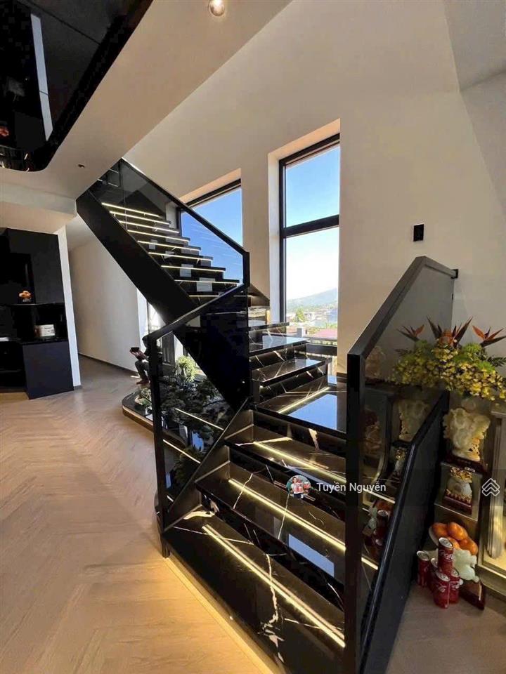 Biệt thự vườn góc 2 mặt tiền thiết kế hiện đại full nội thất xịn sò 155m2 ngang 9.5m p.linh đông