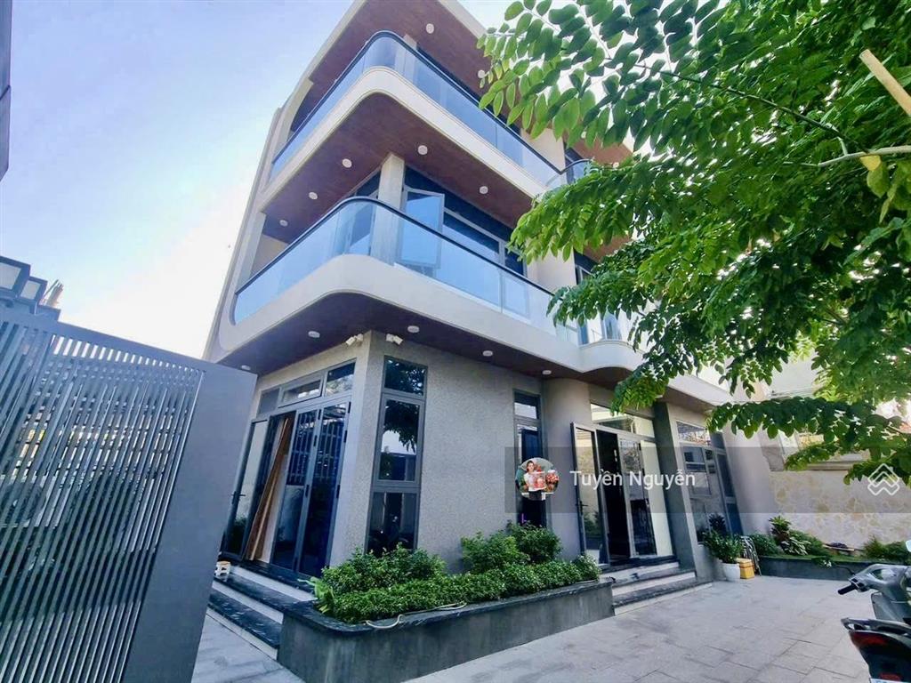 Biệt thự vườn góc 2 mặt tiền thiết kế hiện đại full nội thất xịn sò 155m2 ngang 9.5m p.linh đông