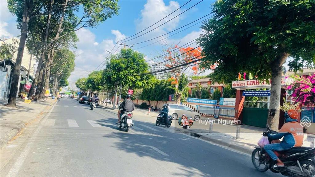 Nhà 4 tầng mặt tiền kinh doanh ngay kha vạn cân 130m2 ngang 5m thu nhập 25tr/thag gần phạm văn đồng