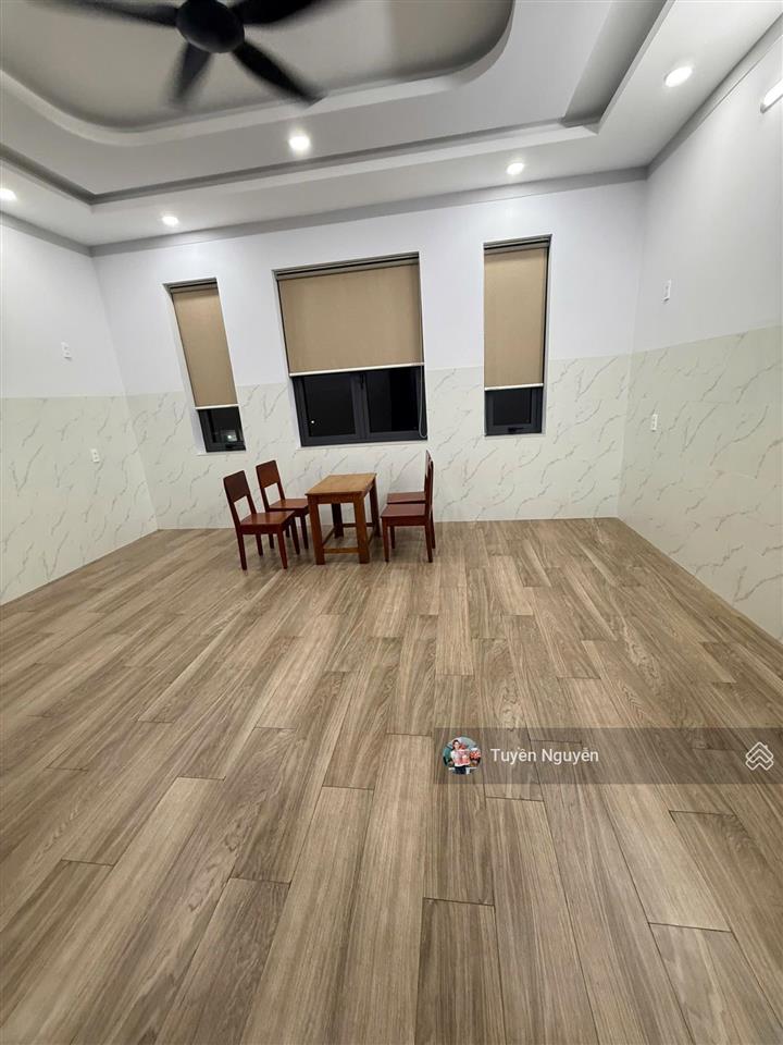 Ngộp  nhà 4 tầng mới xây có thang máy ngay kha vạn cân 103m2 ngang 5.6m xe ô tô ra vào thoải mái
