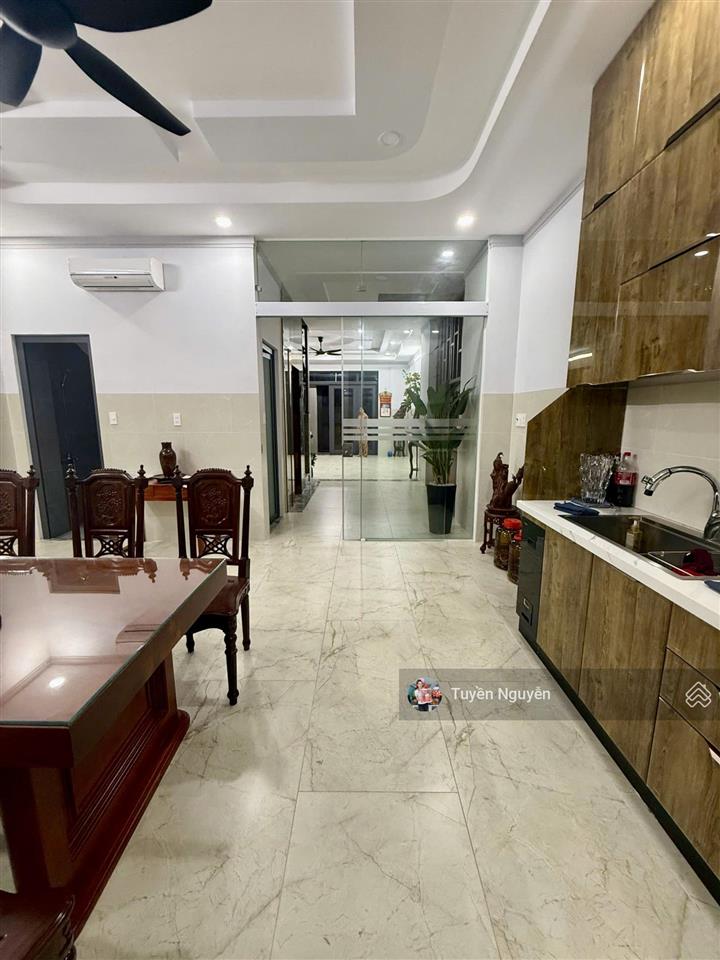 Ngộp  nhà 4 tầng mới xây có thang máy ngay kha vạn cân 103m2 ngang 5.6m xe ô tô ra vào thoải mái