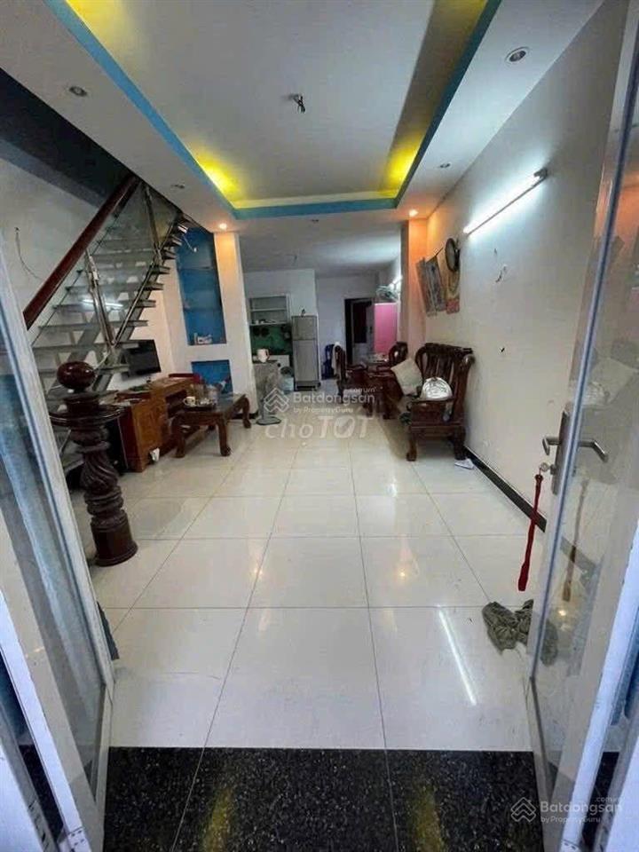 1 căn hiếm có, nhà hxh đỗ cửa, cách mt nguyễn chí thanh 100m  nhà trệt, lầu, 3 pn chỉ 2 tỷ 8.