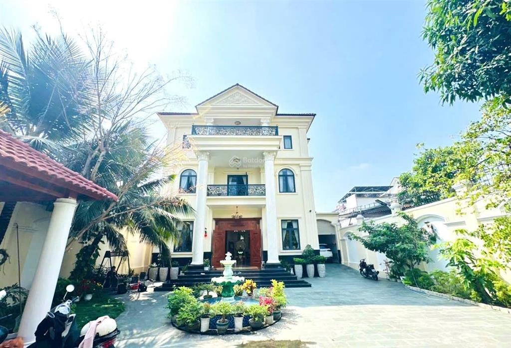 Biệt thự sau lưng gigamall thủ đức, khu vip dt 510m2  3 tầng ngay công viên  100tr/m2