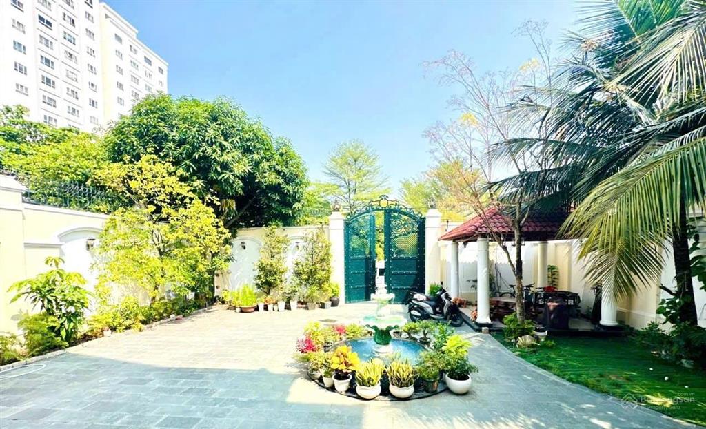 Biệt thự sau lưng gigamall thủ đức, khu vip dt 510m2  3 tầng ngay công viên  100tr/m2