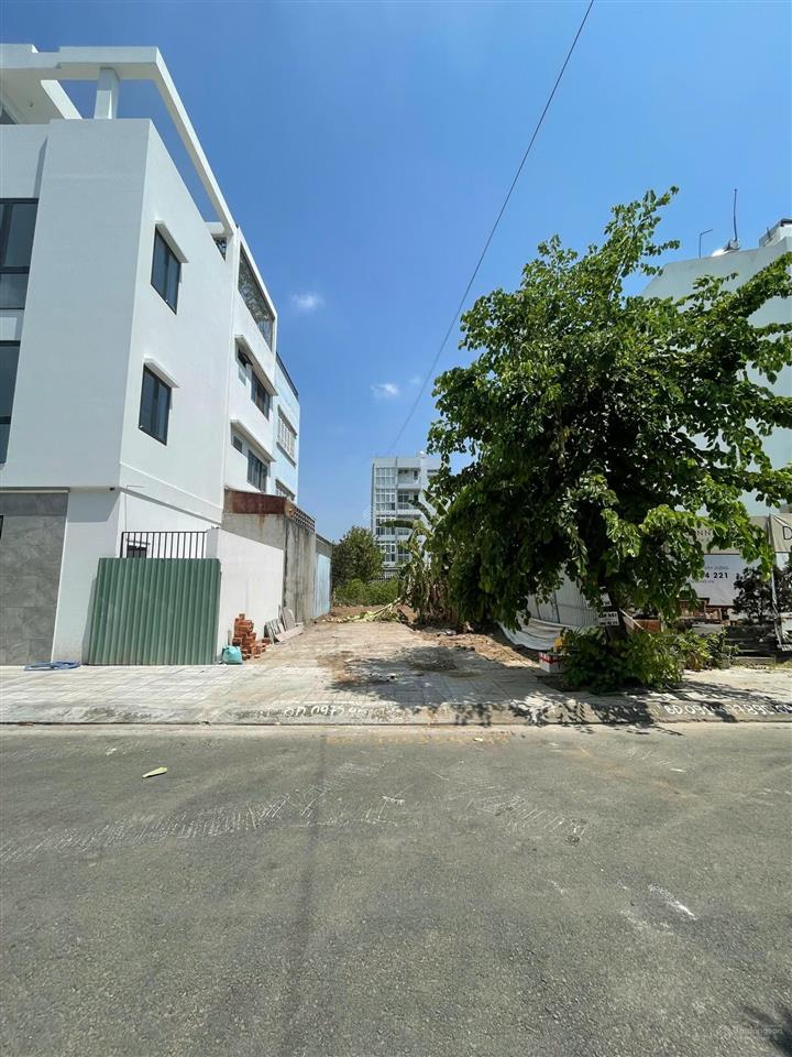 Giá hời q2! bán khuôn đất ngang 8m gần trần não đường rộng xd hầm 4 tầng chỉ 19,5 tỷ