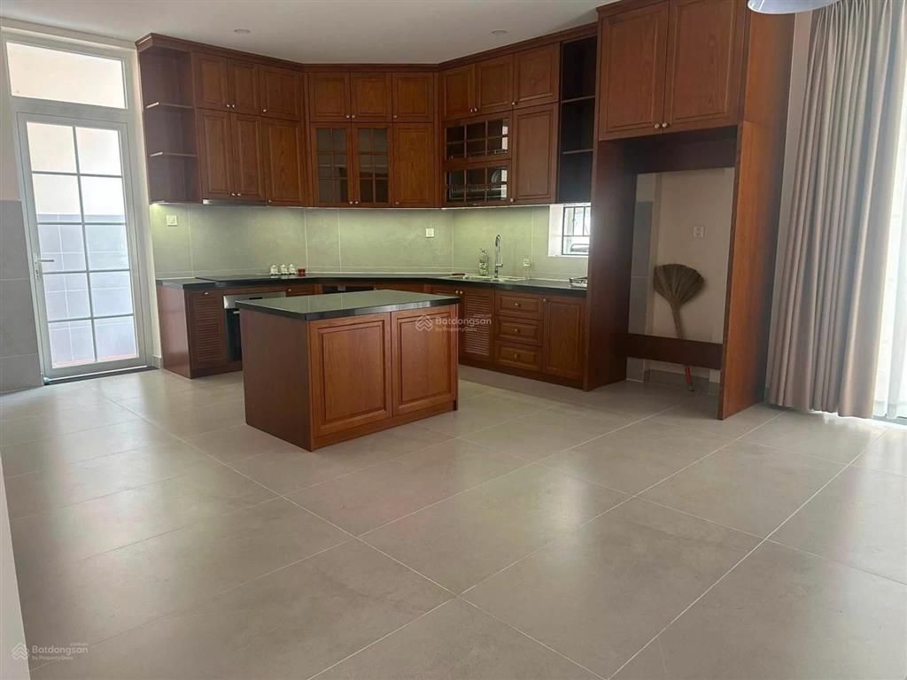 Bán gấp biệt thự sân vườn khu vip nguyễn duy trinh q2, dt 10x33m 3 lầu