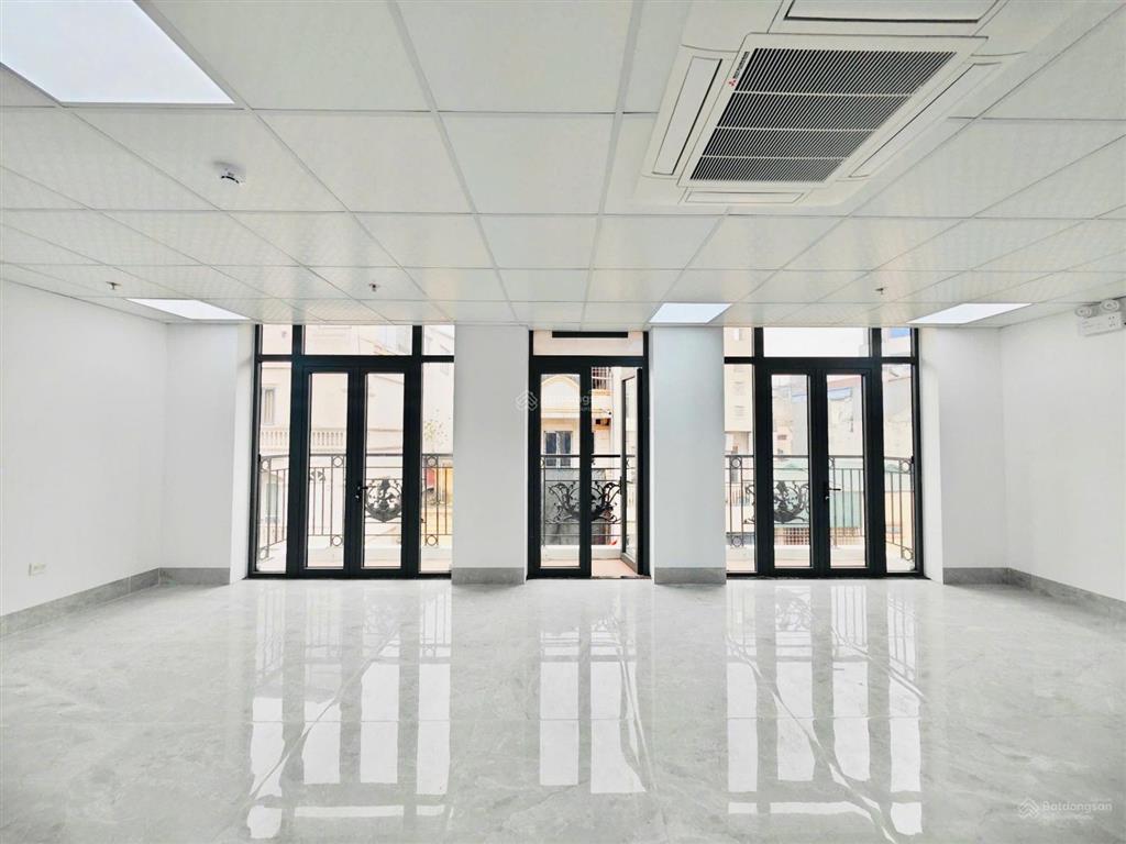 Cho thuê sàn văn phòng xã đàn 150m2 30tr chia sẵn 2 phòng hoặc thông
