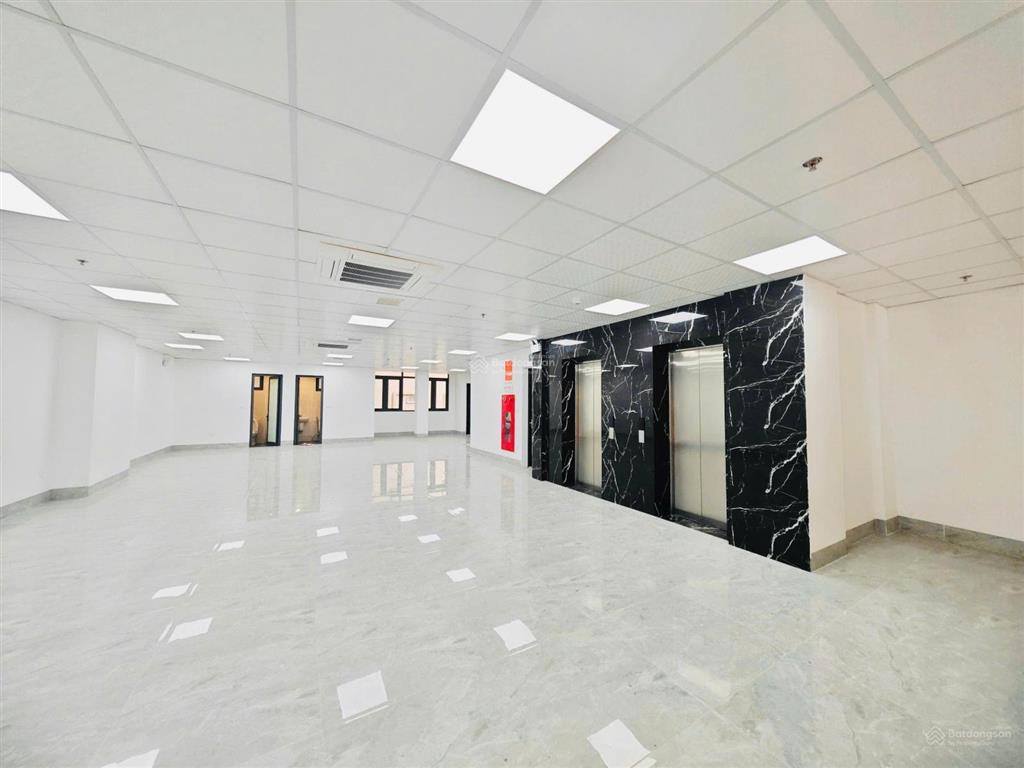 Cho thuê sàn văn phòng xã đàn 150m2 30tr chia sẵn 2 phòng hoặc thông
