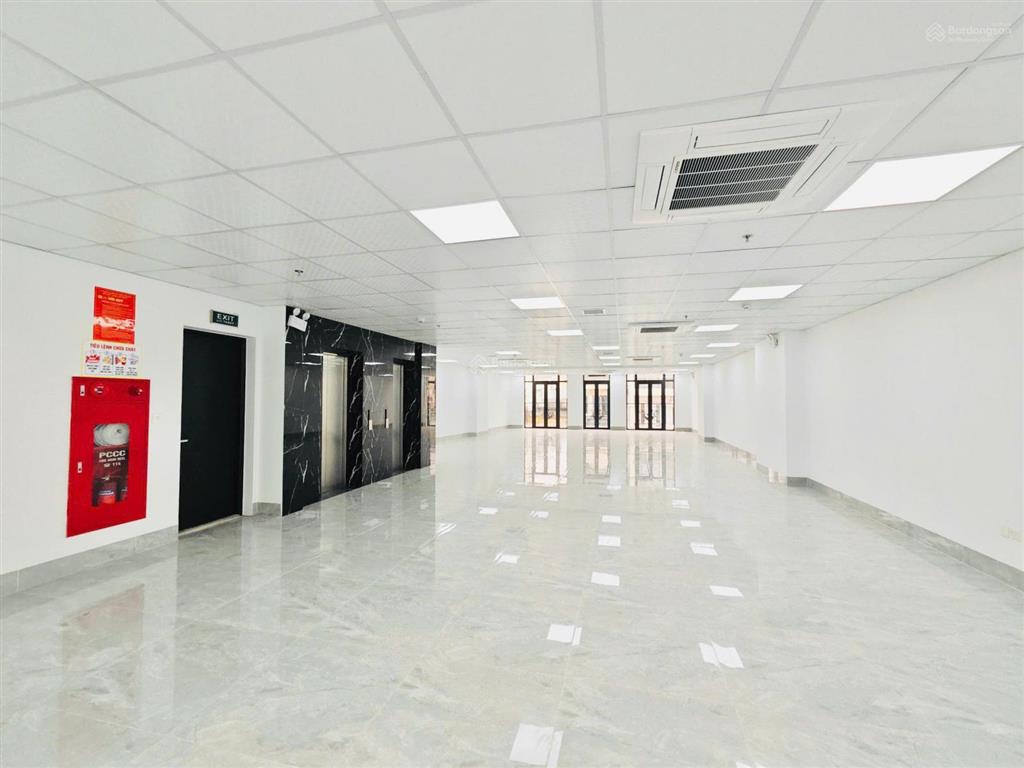 Cho thuê sàn văn phòng xã đàn 150m2 30tr chia sẵn 2 phòng hoặc thông