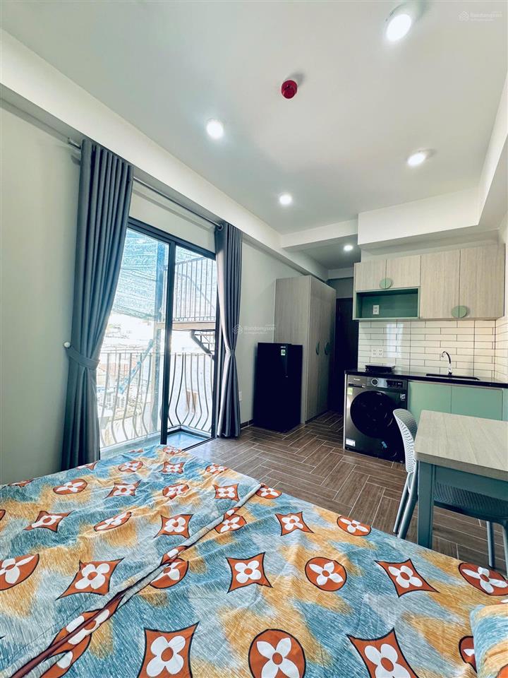 Cho thuê căn hộ full nội thất, ngay hàng xanh, ban công, máy giặt riêng. phường bình thạnh